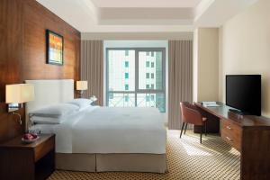 Rúm í herbergi á Marriott Executive Apartments City Center Doha
