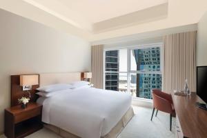 Rúm í herbergi á Marriott Executive Apartments City Center Doha