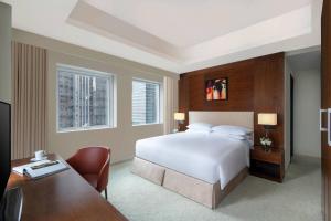 Rúm í herbergi á Marriott Executive Apartments City Center Doha