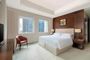 Rúm í herbergi á Marriott Executive Apartments City Center Doha