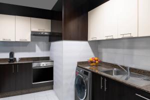 Eldhús eða eldhúskrókur á Marriott Executive Apartments City Center Doha