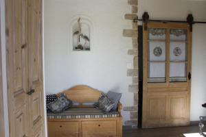 una camera con panchina e porta in legno di Holiday home near large beach a Quiberon
