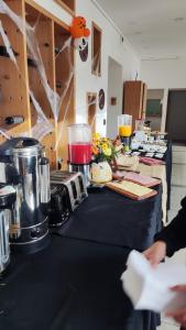 普孔Hotel Pucón Indómito的一张桌子,上面有蓝色桌布,上面有食物