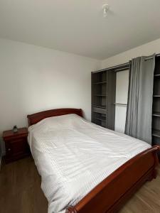 Un dormitorio con una cama grande y una ventana en Appartement à 4 min du métro, en Saint-Genis-Laval