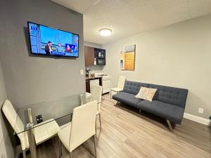 uma sala de estar com um sofá e uma sala de jantar em Sheridan Guesthouse em Dania Beach