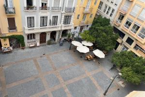 una vista aérea de un patio con gente con sombrillas en SingularStays Reina II, en Valencia