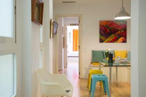 Habitación con escritorio, mesa y sillas. en SingularStays Reina II, en Valencia