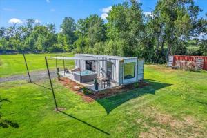 Photo de la galerie de l'établissement The River Box - Luxury Container Home - views and Hot Tub, à Yakima