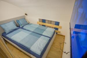 um quarto com uma cama com um edredão azul em Cosy flat in the Dob Street - Sapphire em Budapeste