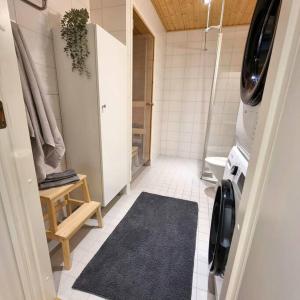 Baño pequeño con aseo y alfombra en Moderni kaksio keskustassa, oma sauna!, en Uusikaupunki