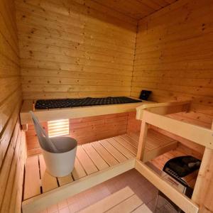 en el interior de una sauna de madera con un banco en Moderni kaksio keskustassa, oma sauna!, en Uusikaupunki