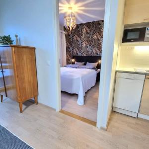 1 dormitorio con 1 cama blanca en una habitación en Moderni kaksio keskustassa, oma sauna!, en Uusikaupunki
