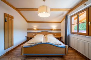 Habitación pequeña con cama y ventana en Landhaus Bellevue, en Ramsau am Dachstein