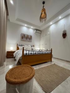 a bedroom with a large bed and a table at Sublime duplex au Bardo Tunis in Le Bardo