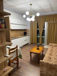 ein Wohnzimmer mit einem Sofa und einem Tisch in der Unterkunft Gold House Durres in Durrës