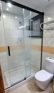 y baño con ducha y aseo. en La Bahia - Gelijkvloers appartement en Santa Pola