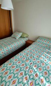 1 dormitorio con 2 camas con edredón en La Bahia - Gelijkvloers appartement, en Santa Pola