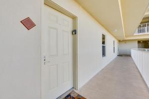 Kép Miramar Beach Getaway with Balcony and Ocean View! szállásáról Destinben a galériában