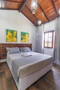 Art Green Teresópolis房間的床