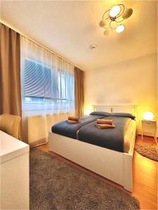 um quarto com uma cama grande e uma janela em HomeZone Seelze em Seelze
