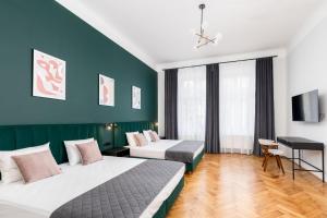 Łóżko lub łóżka w pokoju w obiekcie Wawel Boutique Residence - Krakow Old Town