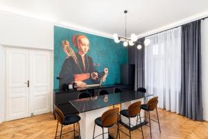salon z obrazem mężczyzny w obiekcie Wawel Boutique Residence - Krakow Old Town w Krakowie