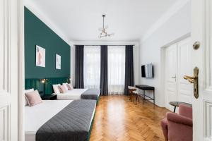 Łóżko lub łóżka w pokoju w obiekcie Wawel Boutique Residence - Krakow Old Town