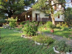 a house with a garden in front of it at Albergo Lago Verde in Pennabilli