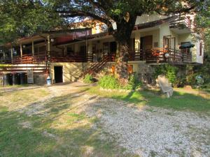 ein Haus mit einem Baum davor in der Unterkunft Albergo Lago Verde in Pennabilli