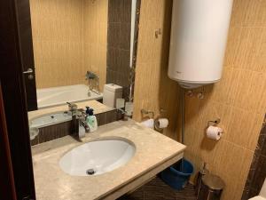 W łazience znajduje się umywalka i wanna. w obiekcie 7 apartments in Alexander complex w mieście Bansko
