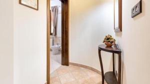 een hal met een tafel en een toilet in een kamer bij VILLA ARCADIA in Oria