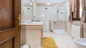 een badkamer met een wastafel, een toilet en een douche bij VILLA ARCADIA in Oria