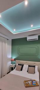 テルモリにあるSUNNY SOUL (Anima Solare)の緑の壁のベッドルーム1室(白いベッド1台付)
