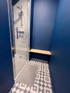 La salle de bains est pourvue d'une douche et de carrelage. dans l'établissement Les Logis du Port - Port Canal - Montauban, à Montauban