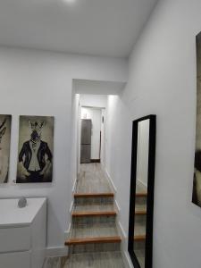 Schody w białym pokoju z lustrem w obiekcie Apartamento Santa María w mieście Arcos de la Frontera