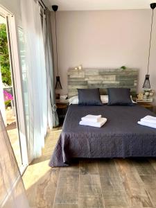 um quarto com uma cama com duas toalhas em Les Terrasses de la Cisa, 20kms de BCN em Premia de Dalt