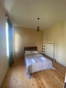 Giường trong phòng chung tại Zemarani Winery