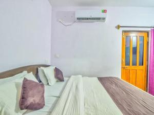 - une chambre avec un grand lit et des oreillers dans l'établissement Baga Beach Exotica, à Baga
