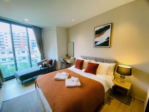 a hotel room with a large bed and a window at Edge Central Pattaya Vip Condo in Pattaya Central