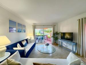 Televízia a/alebo spoločenská miestnosť v ubytovaní Apartamento Marbella Alicate Beach + 36 fotografií