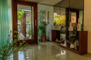 uma sala de estar com vasos de plantas e janelas em ALTA VISTA APART HOTEL em Reconquista