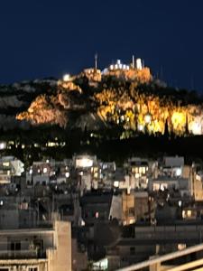 - une vue sur la ville la nuit dans l'établissement Neapolis apt lycabetus view, à Athènes