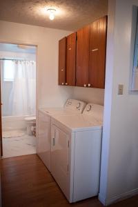 a kitchen with a washer and dryer in a room at Logis du Bonheur in Rouyn-Noranda