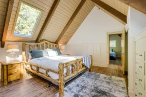 1 dormitorio con cama de madera en el ático en Steps to Lake Arrowhead Cabin with BBQ!, en Lake Arrowhead