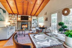 sala de estar con mesa y chimenea en Le-Petit Chalet with Fire Pit about 15 Mi to Asheville, en Black Mountain