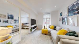 een woonkamer met een bank en een tv bij Modern Cardiff City Apartment in Cardiff