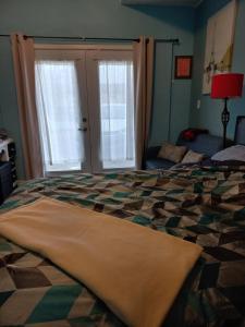 ein großes Bett in einem Schlafzimmer mit einem großen Fenster in der Unterkunft Amor Bayridge in Kingston