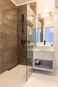 y baño con ducha y lavamanos. en Tower Apartments en Cluj-Napoca