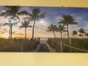 a painting of a beach with palm trees at Modernes Apartment 3 mit 5 Schlafzimmer 8 einzelne Betten in Dortmund