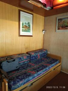 a small room with a bed in a boat at Tandem de choc - Neige et Soleil in Isola 2000